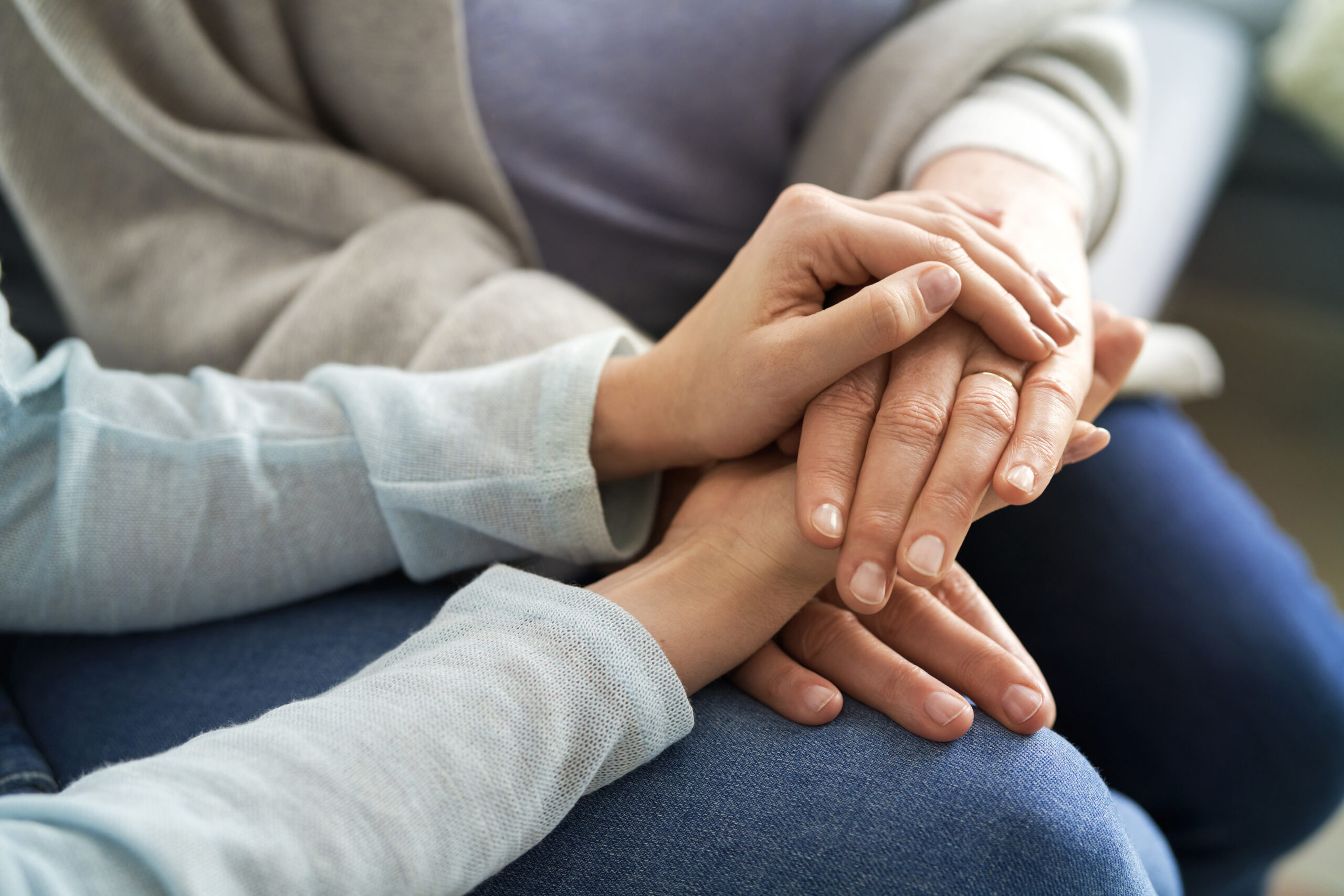 Des mains se tenant avec attention et humanité