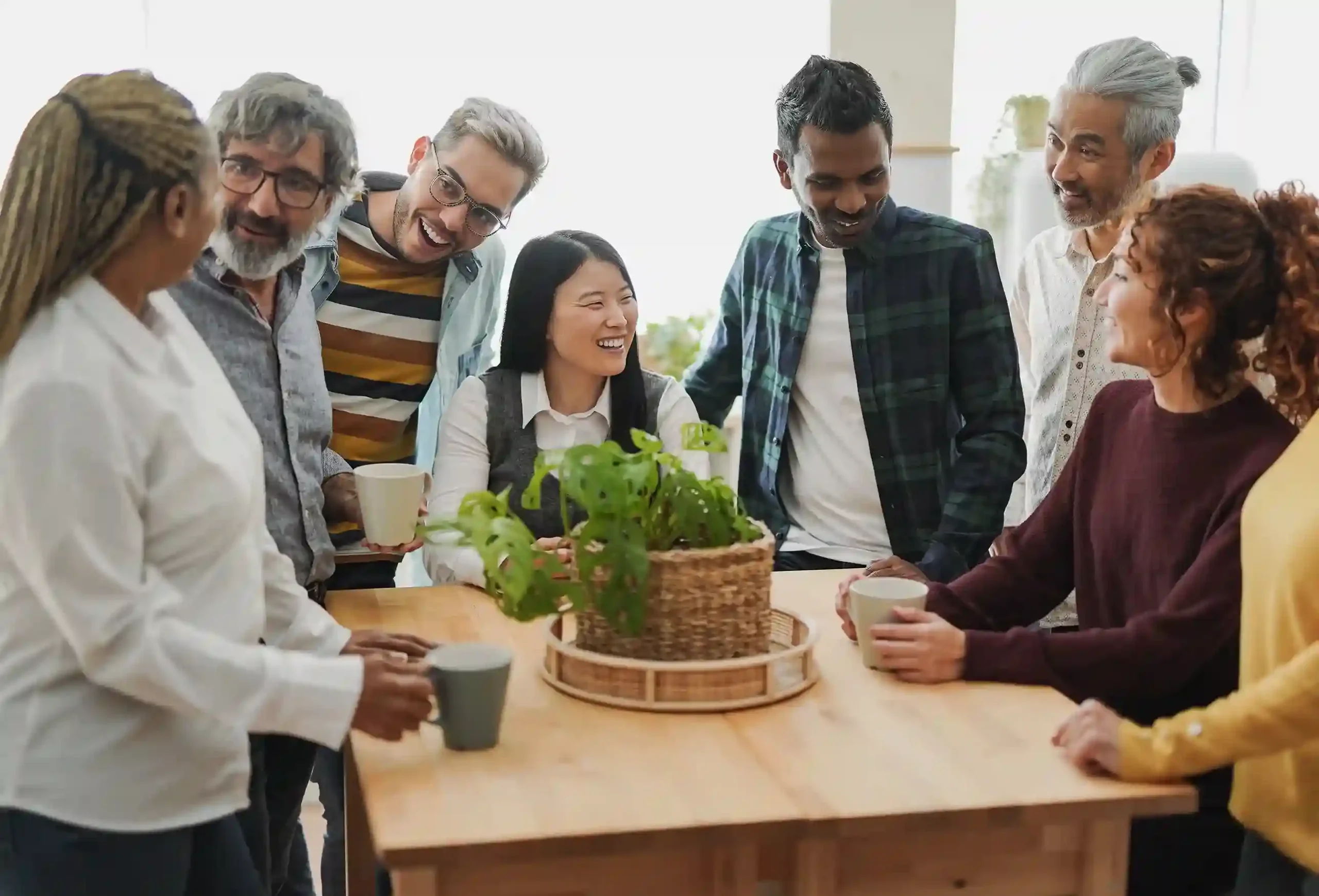 Groupe de bénévoles réunis autour d’une table